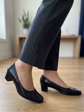 Roberto Capucci Classic Black Leather Low Heel Pumps